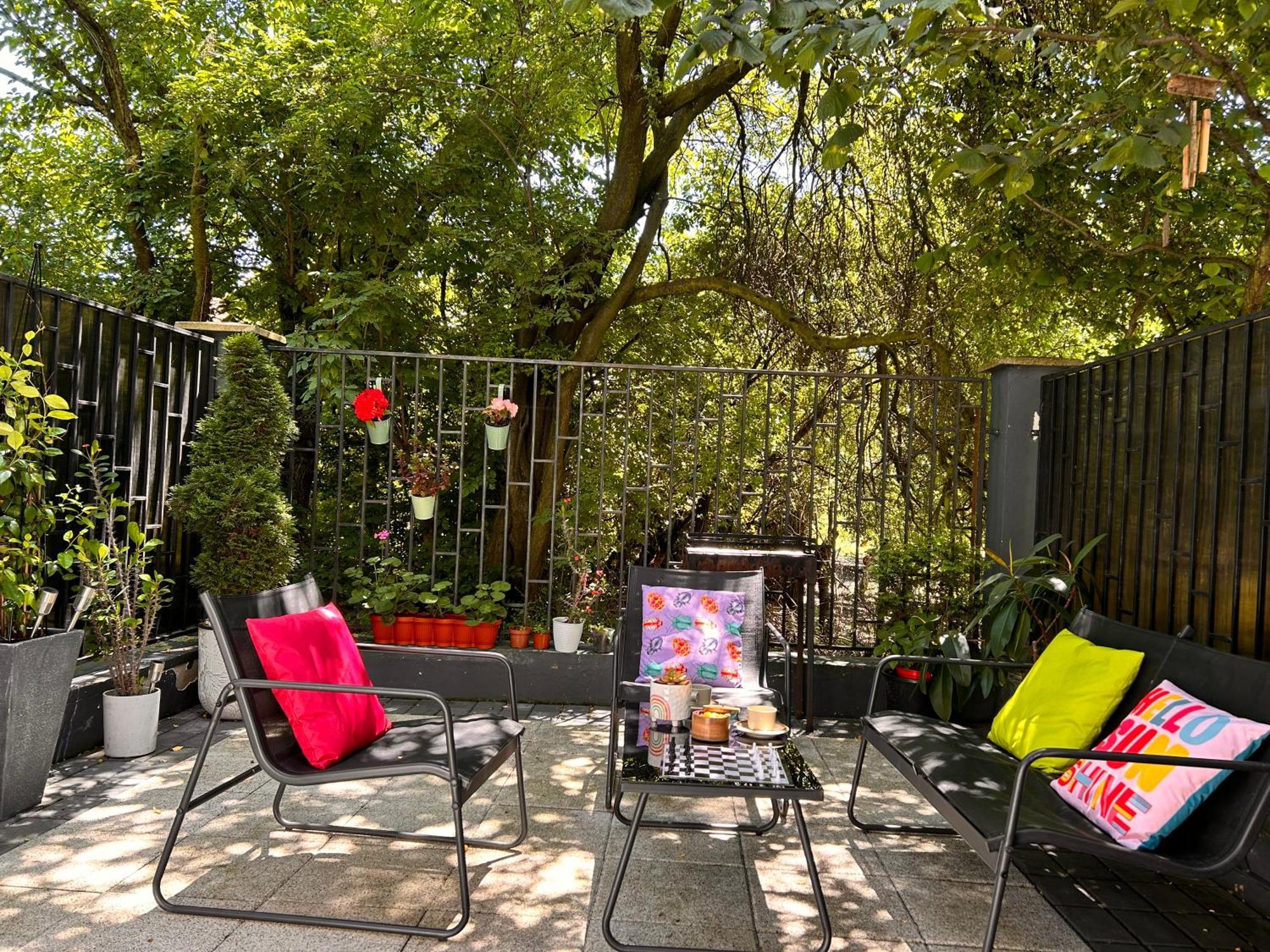 Garden Apartament Petrila エクステリア 写真